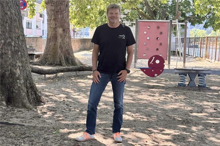 Stadtrat Christoph Kretschmer auf dem Spielplatz an der Emser Straße. Die neue Rutschenkombination soll nach Angaben der Verwaltung im Herbst aufgebaut werden.