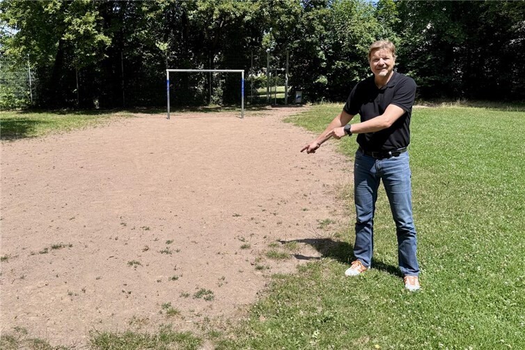 Stadtrat Christoph Kretschmer zeigt auf die Fläche die ausgetauscht wird. 