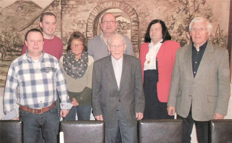 Stadtrat Fritz Langenhorst (r.) leitete die Versammlung, in deren Verlauf die Sozialdemokraten aus Heimersheim und Ehlingen Jürgen Saess als Ortsvorsteherkandidaten nominierten. privat