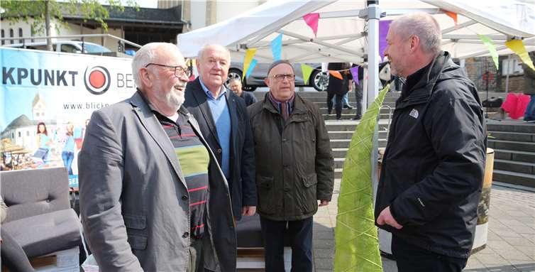 Stadtrat Werner Dietz - Beigeordneter Bernhard Wiemer - Bürgermeister Michael Kessler - Stadtrat Christoph Helling - am Stand der Stadt und der Werbe.