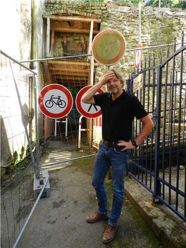 Stadtratskandidat und Vorsitzender der SPD-Pfaffendorf, Christoph Kretschmer, vor dem nun gesperrten Zugang ins Bienhorntal.  Foto: privat