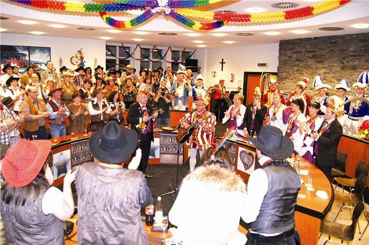 „Stadtratskarneval“: Im Sitzungssaal des Historischen Rathauses herrschte ausgelassene Stimmung.RAU