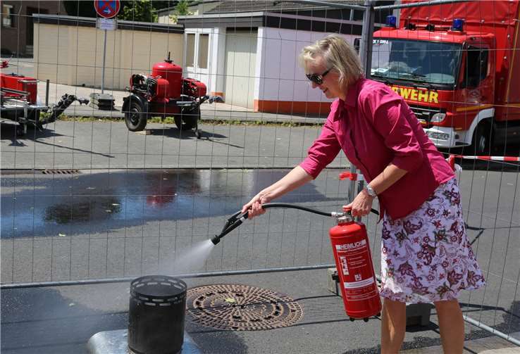 Stadtratsmitglied Ariane Stechgriff beherzt selbst zum Feuerlöscher.