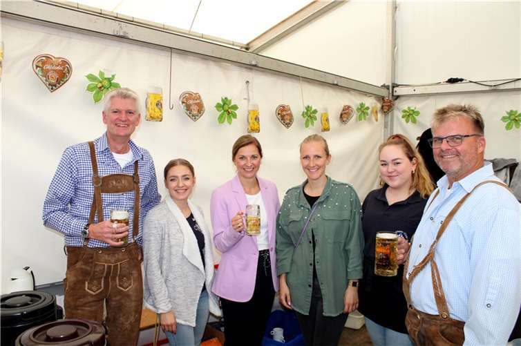 Stadtsoldaten-Kommandant Peter Klee (rechts) und Stadtsoldaten-Spieß Stefan Hammerschlag (links) freuten sich mit dem Team der Kaffee- und Kuchentheke über ein rundum gelungenes Oktoberfest.  Fotos: DU