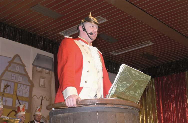 Stadtsoldaten-Veteran „Flenz“ erfreute das Publikum mit amüsanten Geschichten aus der Ereignisschatzkiste seines Vereins.