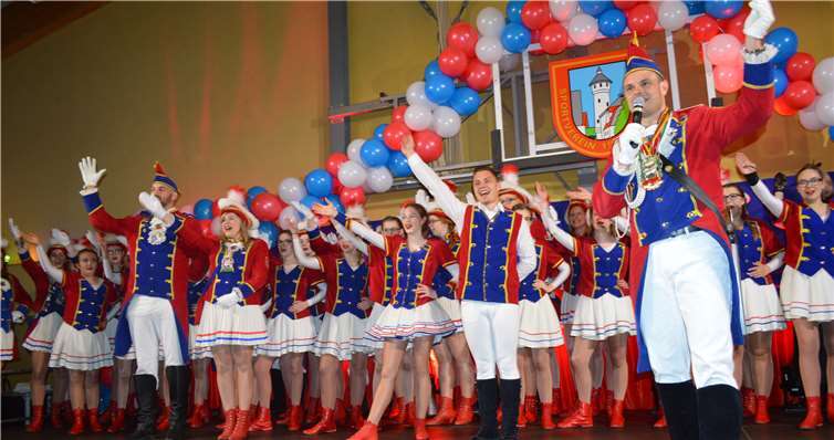 Stadtsoldaten und Prinzengarde mit dem glänzend aufgelegten Sitzungspräsidenten Marc Göttlicher. AB