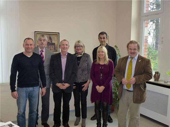 Stadtspitze, Personalrat und Nachfolger Thomas Gutfrucht (2. v.r.) verabschieden Hermann-Josef Gilles (3. v.l.).privat