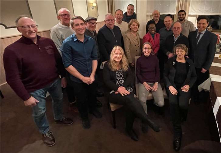 Stadtverbandsvorsitzende Herta Stiren (sitzend vorne links), eingerahmt von ihren Vertretungen Carmen Carduck (rechts daneben sitzend) und Niclas Schell (links daneben stehend).  Foto: CDU Remagen