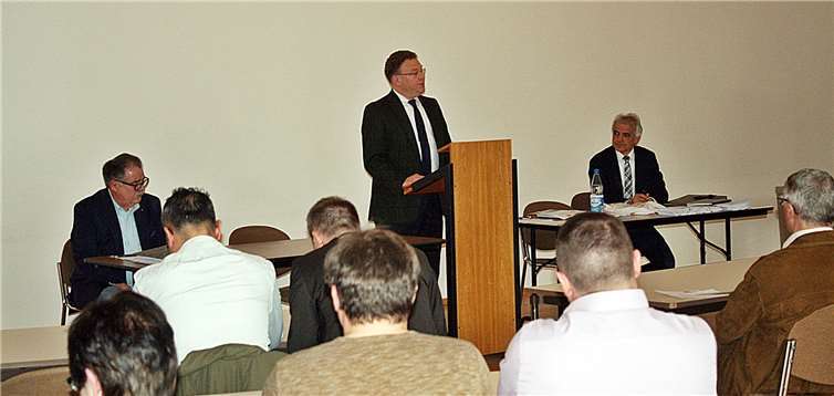 Stadtverbandsvorsitzender Franz Hermann Deres begrüßte die erschienenen Mitglieder im Pfarrheim.  RÜ