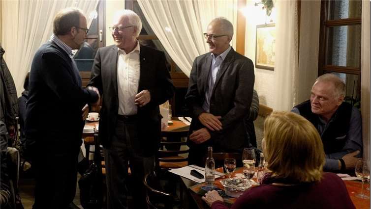 Stadtverbandsvorsitzender Jan Petry (l.) und Ortsverbandsvorsitzender Wolfgang Hardt (r.) gratulierten Gerhard Neumann. Foto: Elisabeth Hardt