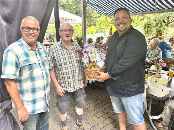 Stadtverbandsvorsitzender Klemens Breitenbach und Landtagskandidat Andreas Birtel überreichen Karl-Josef Peil (Mitte) einen Präsentkorb als Dank für sein jahrzehntelanges Engagement.  Foto: Günter Groß/CDU