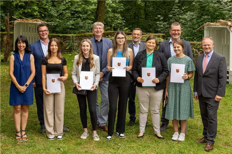 Stadtvorstand, Ausbildungsleitung, Personalamt und Personalrat freuen sich, die neuen Anwärterinnen zum Start ins duale Studium zu begrüßen.