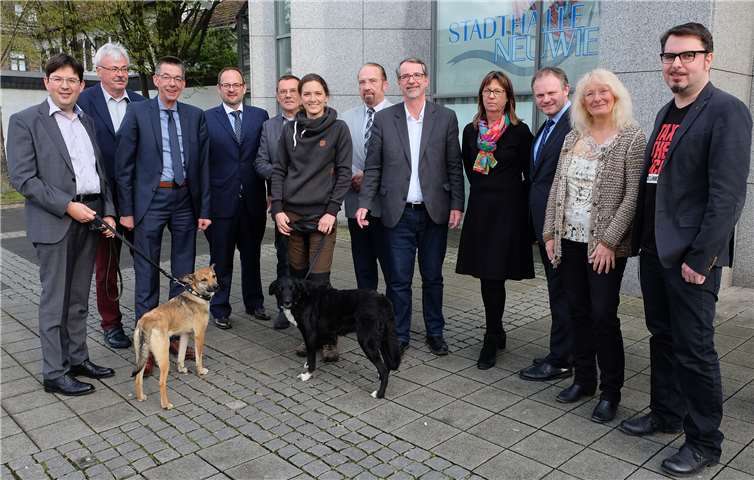 Stadtvorstand und Fraktionsvorsitzende freuten sich mit Sabrina Steger über den neuen Vertrag.Foto: privat