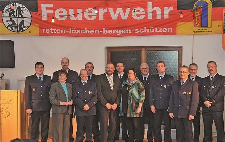 Stadtwehrleiter Andreas Braun und die Beigeordnete Charlotte Hager konnten zahlreiche Wehrleute aus dem Sinziger Stadtgebiet für 35 und 25 Jahre aktiven Engagements ehren. RÜ