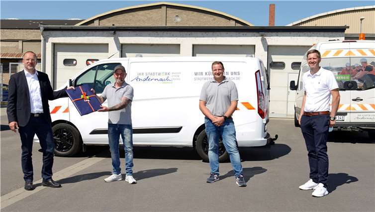 Stadtwerke Andernach gratulierten zum Jubiläum: v.li. Jan Deuster (techn. Geschäftsführer), Thomas Breuling, Daniel Melcher (Netzmeister) und Holger Schäfer (Abteilungsleiter Technik). Foto: Meta Welling