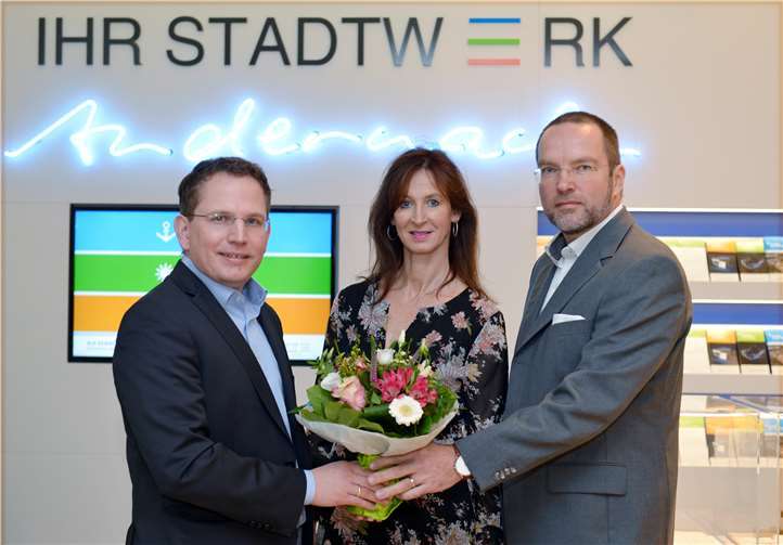 Stadtwerke Geschäftsführer Jan Deuster und Lars Hörnig gratulieren der Abteilungsleiterin Personal- und Unternehmensorganisation Judith Haehner zur Gesamtprokura für die beiden Stadtwerke-Gesellschaften. Meta Welling