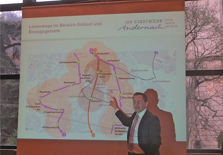Stadtwerke-Geschäftsführer Lars Hörnig erläuterte die Gründe und Auswirkungen der neuen Stadtlinien-Konzeption.
