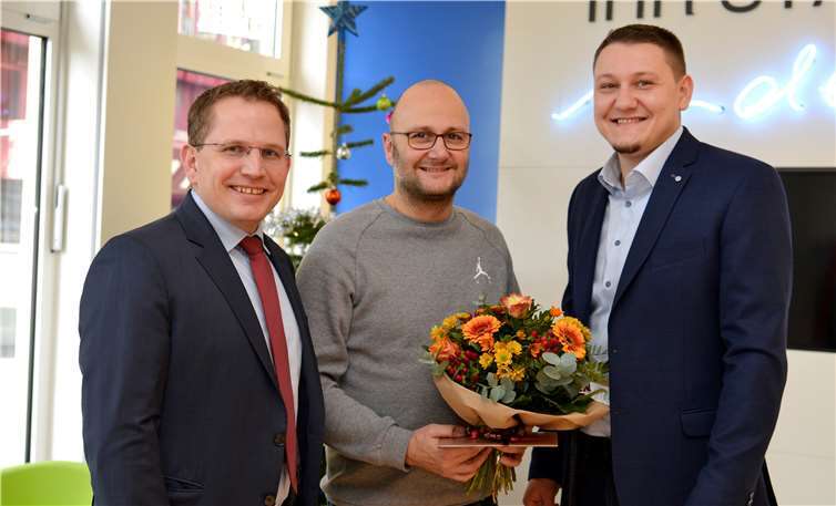 Stadtwerke-Geschäftsführer Lars Hörnig und der Abteilungsleiter des Stadtwerke-Kundenservice Konstantin Bischel gratulieren dem 10.000 Kunden Bülent Kaymak.Foto: Meta Welling