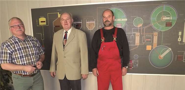 Stadtwerksleiter Klaus, Erster Beigeordneter Bernhard Wiemer und Klärwerksleiter Wolfgang Nett (v.li.) freuen sich darüber, dass sie mit der Inbetriebnahme des neuen Blockheizkraftwerks die Umwelt schonen und für die Bürger Geld sparen können. privat