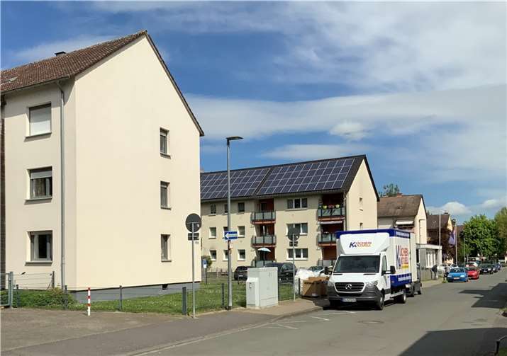 Solarpaket „Sonnige Südstadt“ Städtische Wohnhäuser in der von-Bodelschwingh-Straße. Nur Haus Nr. 8 in der Bildmitte hat auf der Südseite eine PV. Foto: Hanno Henrichsen