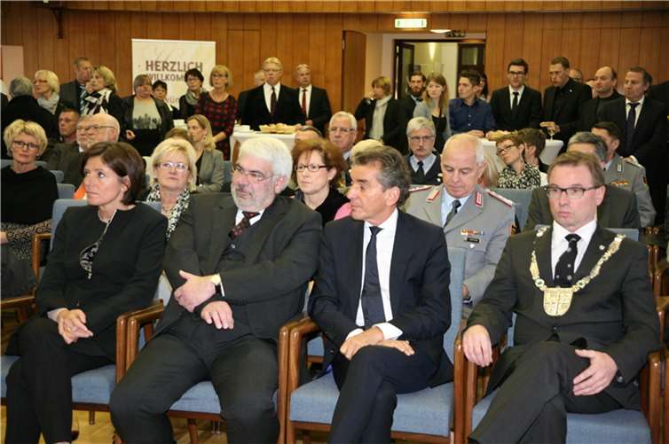 Städtischer Empfang im Sitzungssaal des Rathauses (vorne v.l.): Ministerpräsidentin Malu Dreyer, der Vorsitzende des Landesvolksbundes Michael Hörter, Gedenkredner Dr. Michel Friedman und Oberbürgermeister Wolfgang Treis.