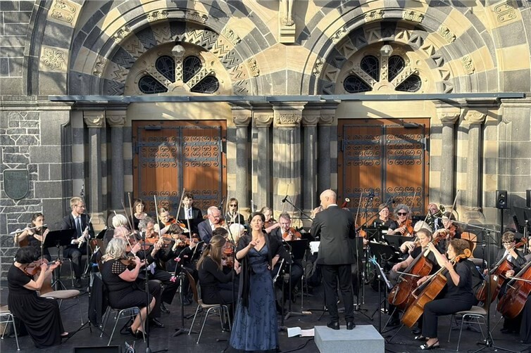 Städtisches Orchester auf der Bühne der Burgfestspiele vor der Herz Jesu Kirche