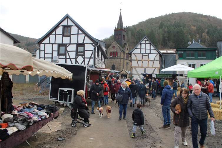 Stände und Hütten zogen sich beim Lucia-Markt durch die Recher Straßen.  Fotos: DU