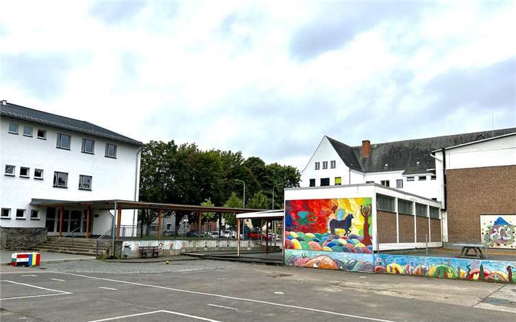 Ständiger Vandalismus sorgt für die Schließung des Schulhofs der Goetheschule Lahnstein nach Schulschluss.  Foto: Mira Bind / Stadtverwaltung Lahnstein