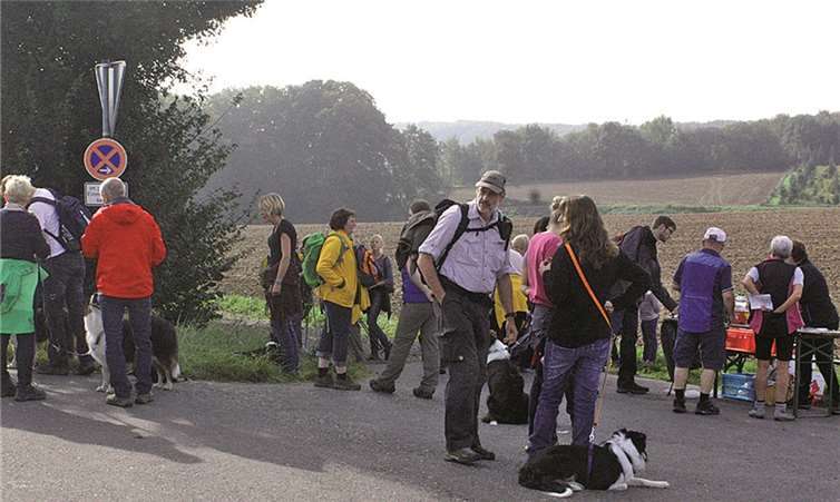 Stärken konnten sich die 750 Teilnehmer, wie hier „Am Pfuhl“, an jeder Kontrollstation mit Schmalzbroten und Getränken, bevor sie sich weiter auf den Weg durch Wald und Flur machten. DL