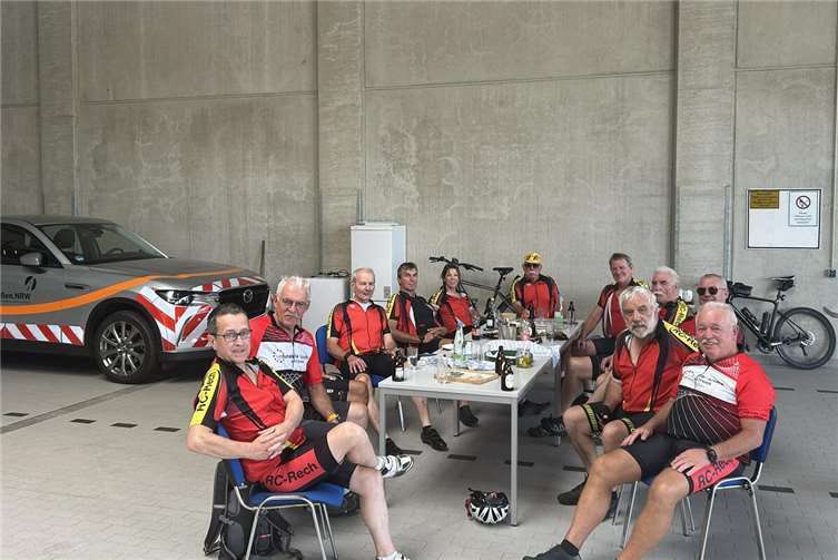 Stärkung in Dollendorf: Kaffee, Kuchen und gute Laune.