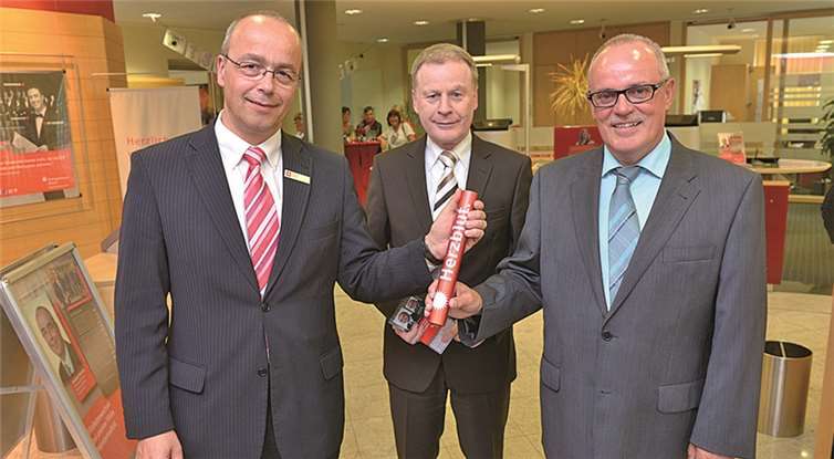 Staffelholzübergabe in Münstermaifeld: Im Beisein von KSK-Vorstand Peter Schaaf (Mitte) übernimmt Herbert Hürter (l.) als Nachfolger von Horst Adams symbolisch das Staffelholz. privat