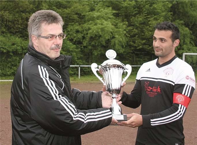 Staffelleiter Josef Gliedner übergibt Bendorfs Mannschaftskapitän den Meisterpokal für den souveränen Titelgewinn der C-Klassenmeisterschaft. -TH-