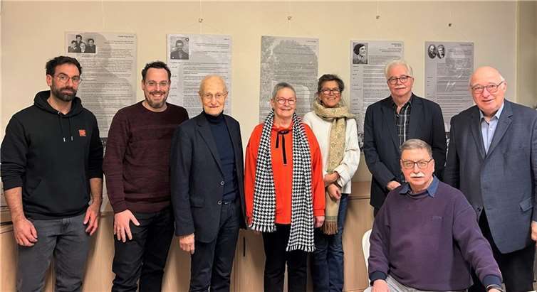 Staffelstab-Übergabe – Der langjährige Vorsitzende Jürgen Schumacher (3. v.l.) und sein Nachfolger Martin Schlüter (2. v.l.) mit dem ehemaligen Vorstandsmitglied Eberhard Pförtner (2. v.r.) und dem neu gewählten Vorstand. Foto: Johannes Steinhauer
