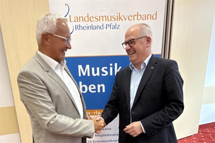 Staffelstabübergabe; Landrat Achim Hallerbach (links) übergibt das Amt des Präsidenten des Landesmusikverband RLP e.V. an Dr. Norbert Herhammer (MdEP) (rechts)