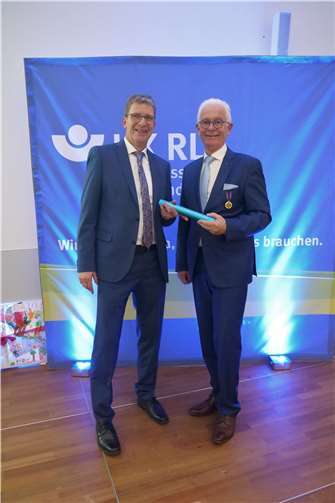 Staffelübergabe bei der Unfallkasse Rheinland-Pfalz: Dr. Christoph Heidrich (links) übernimmt das Amt des Geschäftsführers von Manfred Breitbach (rechts). Dieser war 48 Jahre bei der Unfallkasse tätig, zuletzt acht Jahre an deren Spitze.