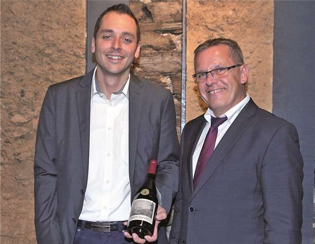 Staffelübergabe bei der Winzergenossenschaft Mayschoß-Altenahr: Matthias Baltes (l.) übernimmt den Vorstandsvorsitz vom langjährigen Vorsitzenden Rudolf Mies, der nach 36 Jahren an der Spitze von Deutschlands ältester Winzergenossenschaft in den Ruhestand geht.
