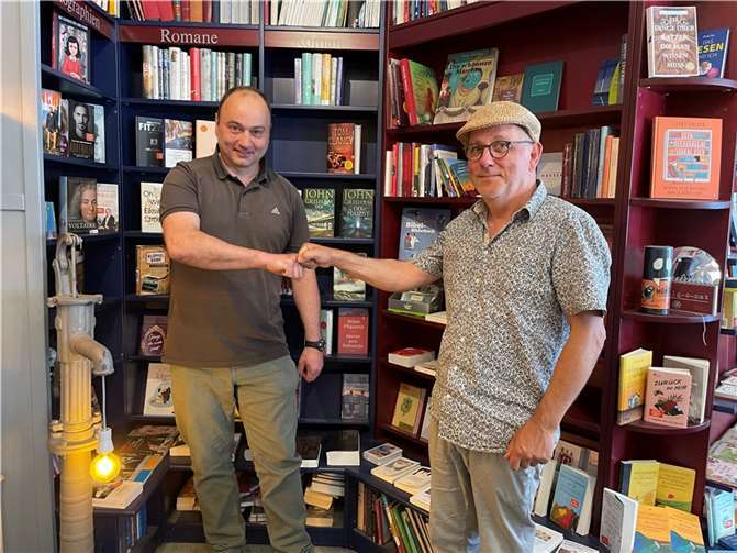 Staffelübergabe im Buchgeschäft: Volker Geber (l.) bei der Geschäftsübergabe mit Andreas Hauffe. Foto: ROB