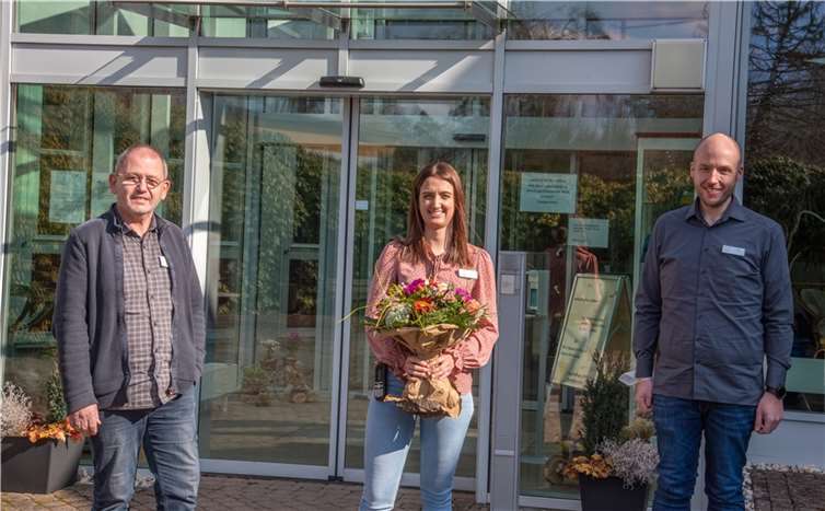 Staffelübergabe im Ignatius-Lötschert-Haus. Franz Schmitz übergibt die Leitung der Einrichtung an Chris Martin (Einrichtungsleiter) und Celina Hannapel (Pflegedienstleitung).  Foto: © DGKK