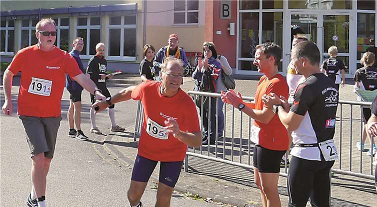 Staffelübergabe von Agenturchef Karl-Ernst Starfeld an Dietrich Rockenfeller.