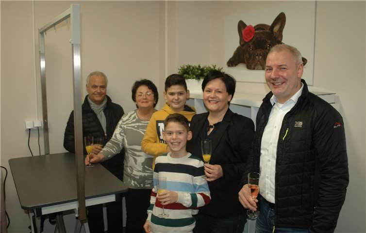 Stahlende Gesichter bei der Eröffnung: Daniela Corvaglia (2. v. r.) im Kreise ihrer Familie. BL