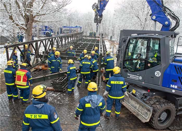 Behelfsbrücke in Heimerzheim mit vereinten Kräften an ihren Platz geschoben Stahlträger für Stahlträger setzten 60 ehrenamtliche Helfer des Technischen Hilfswerks die Bailey-Behelfsbrücke in der Heimerzheimer Quellenstraße zusammen, bevor die Stahlbrücke Stück für Stück über die Swist geschoben wurde. Fotos: -JOST-