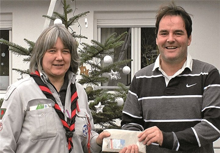 Stammesführerin Ricarda Munzert überreicht die Spende an Herrn Oliver Stölben, Geschäftsführer des Kinderheim DR. DAWO. privat
