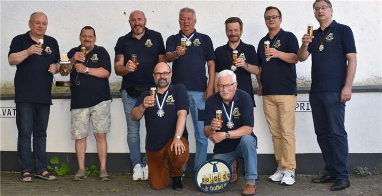 Stammtisch die „Suffköppe“ vor Ihrem Vereinslokal die Annenache Tön.