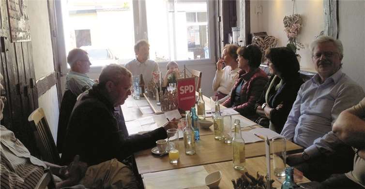 Stammtischbesucher im Gespräch miteinander. privat