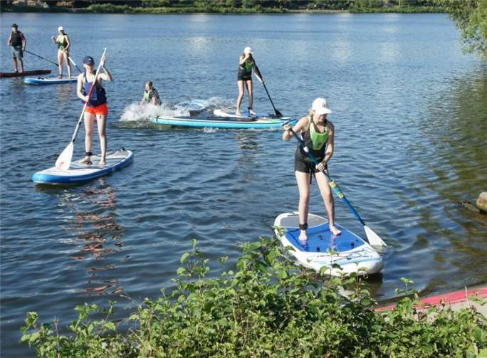 Stand-Up-Paddeling auf dem Moselstausee ist auch im Programm. Foto: Moritz Hollmann/Evangelische Kirche