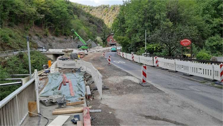 Stand der Ausbauarbeiten im Verlauf der L 98 mit neuem Brückenbauwerk.  Foto: LBM Cochem-Koblenz
