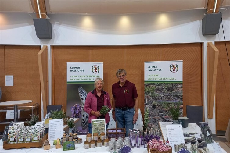 Stand der Lehmer Razejunge: Sonja Stefic und Dieter Möhring präsentieren regionale Produkte aus der Würzlay.