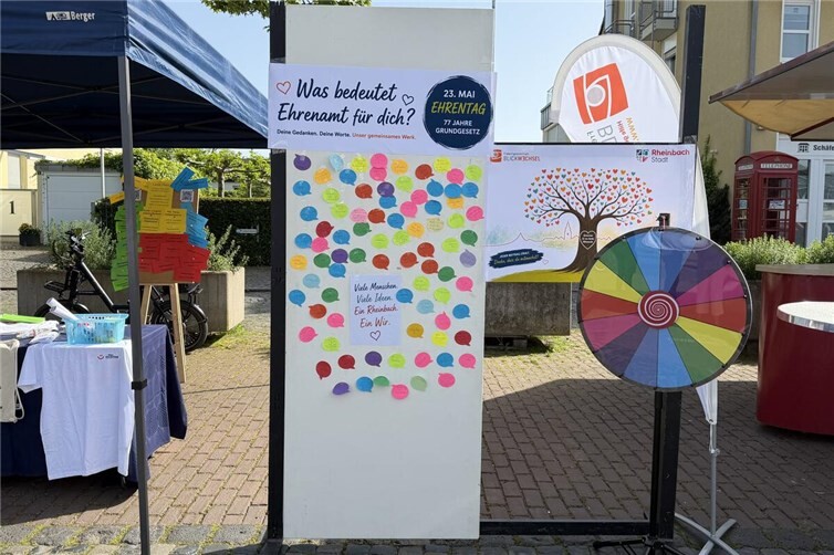 Stand vom Freiwilligenzentrum BLICKWECHSEL mit Glücksrad Verlosung und Mitmachend