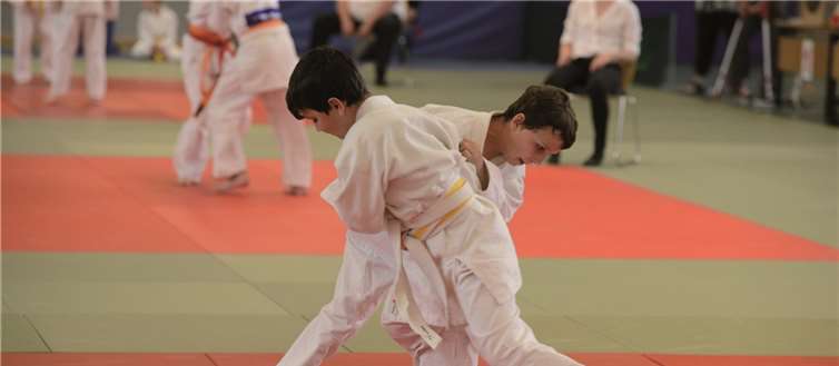 Stand zum ersten Mal auf der Matte und machte seine Sache gut: Valentin Heinrich aus Kaisersesch (im Vordergrund).