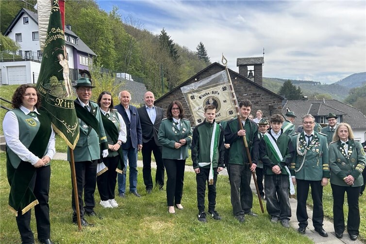 Standartenübergabe am Morgen vor dem jugendlichen Gottesdienst.
